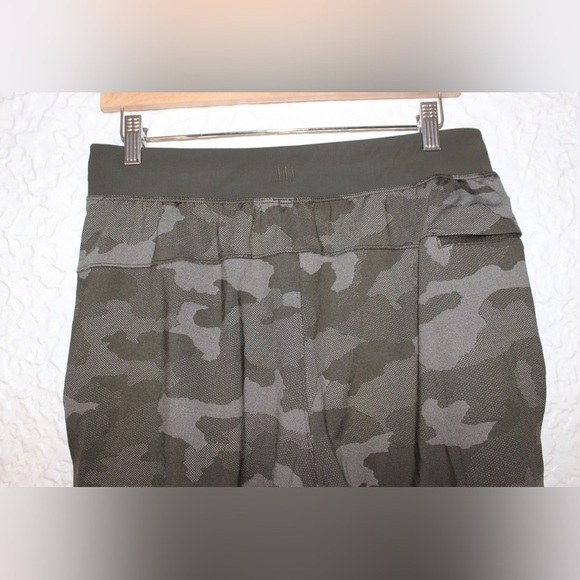 Lululemon T.H.E. Short 9" Linerless Shorts Size Medium - Picture 8 of 10